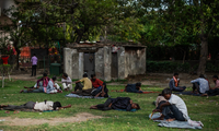 Những người vô gia cư nằm la liệt trong một công viên ở Delhi vào tuần trước (Ảnh: NYT)
