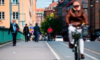 Người dân qua lại một cây cầu ở Stockholm, Thụy Điển, ngày 11/5. (Ảnh: CNN)