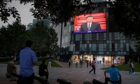Người dân Bắc Kinh theo dõi qua màn hình Chủ tịch Trung Quốc Tập Cận Bình phát biểu trước quốc hội. (Ảnh: Reuters) 