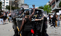 Biểu tình đang lan rộng ở nhiều thành phố của Mỹ để phản đối tình trạng đối xử bất công với người da màu. (Ảnh: Reuters)