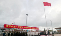 Quân đồn trú ở Hong Kong tiến hành lễ thượng cờ ngày 1/8. (Ảnh: Reuters)