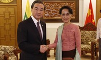 Ngoại trưởng Trung Quốc Vương Nghị và Cố vấn Nhà nước Myanmar Aung San Suu Kyi 