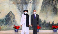 Ngoại trưởng Vương Nghị trong cuộc gặp đại diện Taliban tại Thiên Tân hồi tháng 7. (Ảnh: Xinhua) 