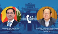 Bộ trưởng Bùi Thanh Sơn và Bí thư Đảng ủy Khu Tự trị dân tộc Choang Quảng Tây Lu Xinshe. (Ảnh: Mofa)