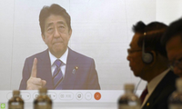 Cựu Thủ tướng Nhật Shinzo Abe phát biểu tại diễn đàn ngày 1/12. (Ảnh: AP)