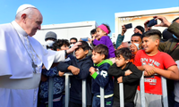 Giáo hoàng Francis trong chuyến thăm đảo Lesbos. (Ảnh: Reuters)