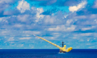 Tàu khu trục USS Curtis Wilbur của Hải quân Mỹ phóng tên lửa Harpoon trong cuộc tập trận gần Philippines vào tháng 5/2019. (Ảnh: Reuters)