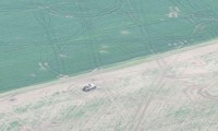 Một xe tăng chạy trên cánh đồng ở vùng Kherson hôm 4/5. (Ảnh: Reuters)