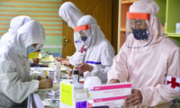 Các nhân viên y tế tại một quầy phát thuốc ở Bình Nhưỡng. (Ảnh: Reuters)