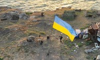 Nhóm lính Ukraine cắm cờ trên Đảo Rắn. (Ảnh: Reuters)