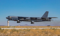 Một chiếc B-52H Stratofortress cất cánh từ sân bay quân sự Edwards ở California, mang theo thiết bị đẩy vũ khí siêu thanh AGM-183A ngày 14/5. (Ảnh: Không quân Mỹ)