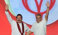 Ông Mahinda Rajapaksa (trái) và anh trai Gotabaya Rajapaksa trong một sự kiện ở Colombo năm 2019. (Ảnh: CNN)