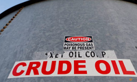 Nhãn dầu thô trên một thùng dầu ở Texas, Mỹ. (Ảnh: Reuters)