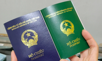 Mẫu hộ chiếu mới của Việt Nam (trái)
