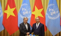 Chủ tịch nước Nguyễn Xuân Phúc và Tổng thư ký LHQ António Guterres chụp ảnh chung trước hội đàm ngày 21/10. (Ảnh: Như Ý)