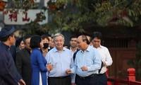 Chủ tịch nước Nguyễn Xuân Phúc cùng Tổng Thư ký Liên Hợp Quốc dạo bước bên hồ Hoàn Kiếm