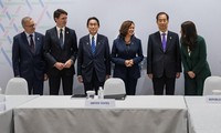 Phó Tổng thống Mỹ Kamala Harris họp với lãnh đạo một số nước tại Bangkok để bàn về vụ phóng tên lửa của Triều Tiên. (Ảnh: Reuters)