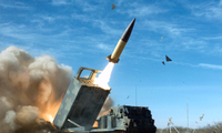 Một tên lửa ATACS được phóng từ bệ phóng di động M270. (Ảnh: Wikipedia)