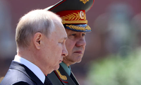 Tổng thống Nga Vladimir Putin và Bộ trưởng Quốc phòng Sergei Shoigu. (Ảnh: Sputnik)