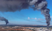Khói bốc lên ở khu vực Rehovot khi tên lửa được phóng từ Dải Gaza ngày 7/10. (Ảnh: Reuters)
