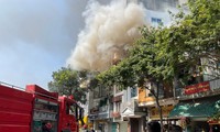 Cháy lớn trên phố Hà Nội, khói bốc nghi ngút, người dân ôm tài sản bỏ chạy