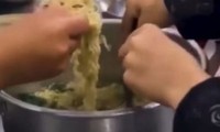 Nóng vụ 11 học sinh ăn 2 gói mì tôm chan cơm: Hiệu trưởng xin từ chức