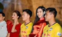 Hoa hậu Đỗ Thị Hà đẹp hút hồn khi sánh vai bên Xuân Trường 
