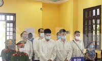 Bị cáo Thảo và các đồng phạm ra tòa, lĩnh án .Ảnh: H. Như