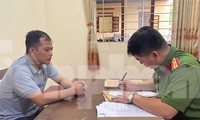 Bị can Vi Minh Đạt (bìa trái) khai nhận hành vi tại cơ quan điều tra -Ảnh: TĐ