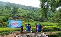 Giúp dân xây dựng nông thôn mới -Ảnh: PV