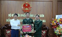 Trung ương Đoàn tặng quà cho Đồn Biên phòng Chi Ma -Ảnh: Duy Chiến 