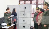 Đối tượng Nguyễn Thị Huệ (giữa, bên phải) nghe lệnh khởi tố bị can .Ảnh: Duy Chiến