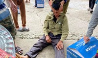 &apos;Sập bẫy&apos; mua hàng khuyến mãi, người đàn ông khóc ngất giữa đường