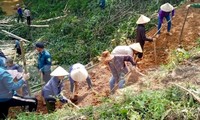 Đường ‘đứt đôi’ sau mưa lũ, dân bản đào đất, vác đá mở đường tạm