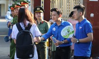 Hình ảnh đẹp thanh niên, công an tiếp sức mùa thi ở Hà Tĩnh