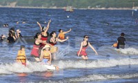 Nắng nóng như thiêu đốt, hàng nghìn người đổ về biển Thiên Cầm ‘giải nhiệt’