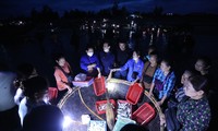 Soi đèn đi chợ hải sản đặc biệt ở Hà Tĩnh lúc tờ mờ sáng