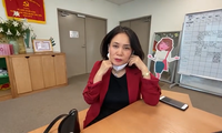 Nhà báo Tạ Bích Loan và nhân viên VTV3 hát trong MV phiên bản "Ghen Vê Ba"