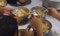  11 học sinh chỉ có 2 gói mì tôm chan cơm: Bộ GD&amp;ĐT đề nghị xử lý nghiêm