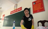Giáo viên tại Hà Nội vệ sinh lớp học để phòng tránh dịch (ảnh: Như Ý)