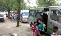 Trường tiểu học Đoàn Thị Điểm lại bỏ quên học sinh trên xe đưa đón.