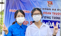 Nguyễn Thị Tuyết Nhung (bên trái) và thí sinh Nguyễn Thị Diệu Hà chụp ảnh kỷ niệm tại điểm thi Trường THPT Chuyên Nguyễn Huệ