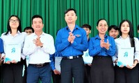 Trung ương Đoàn tặng học bổng cho sinh viên Đắk Lắk vượt khó 