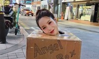 Giữa lúc bị điều tra, người mẫu yêu cầu đàn ông sờ ngực trên phố lại gây tranh cãi