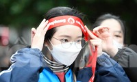 Hàng nghìn người đến Chủ Nhật Đỏ mặc thời tiết rét đậm ở Hà Nội