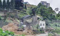 Xúc đất, san gạt tại trung tâm thị trấn Tam Đảo. Nơi ngã 3 đường Thác Bạc khá sầm uất