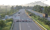 Cao tốc Nội Bài - Lào Cai tại đoạn qua huyện Bình Xuyên bị dựng rào phong tỏa, cấm xe đi vừa qua.