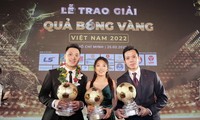 Huỳnh Như tặng áo bán gây quỹ cho trẻ em nghèo khi nhận danh hiệu Quả bóng Vàng 2022