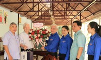 Tuổi trẻ Bình Dương thăm, tri ân cựu cán bộ Đoàn qua các thời kỳ