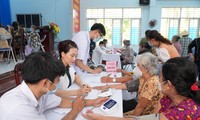 Bác sĩ trẻ Bệnh viện Quân y 175 khám bệnh, cấp thuốc miễn phí tại tỉnh Tiền Giang